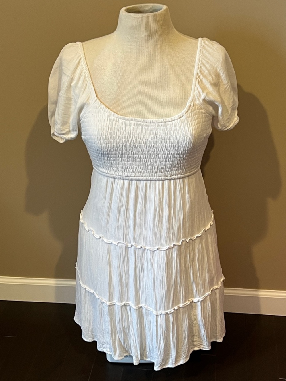 Hollister White Smocked Puff-Sleeve Tie back Tiered Mini Dress Sz XS